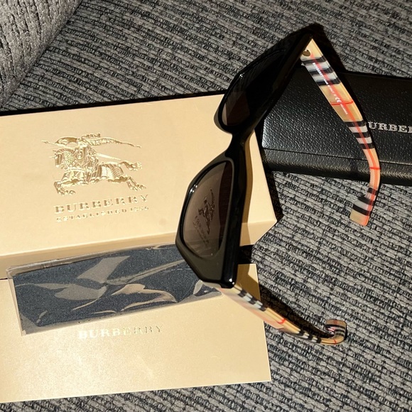 Burberry sunglasses - Picture 3 of 4